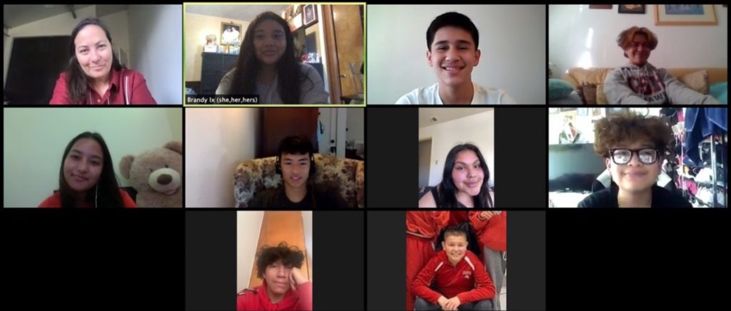 Captura de pantalla de una reunión de zoom con 10 personas sonriendo.